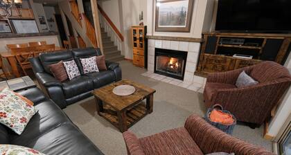 TrĂšs attrayant Grand Condo. Excellent emplacement. Ă voir!