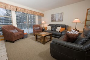 Smart TV, lareira, aparelho de som