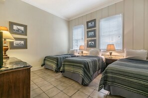 10 bedrooms, in-room safe, desk, iron/ironing board - Excellent location: Just steps to the French Quarter. A great space for groups. (New Orleans)