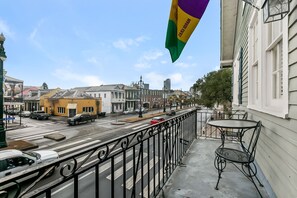 Property grounds - Excellent location: Just steps to the French Quarter. A great space for groups. (New Orleans)