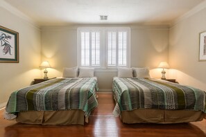 10 slaapkamers, een kluis op de kamer, een bureau