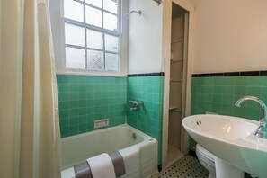 Douche, sèche-cheveux, serviettes fournies, savon