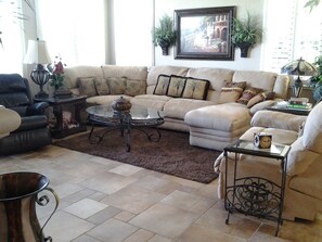 Televisión, chimenea, reproductor de DVD y videoteca 