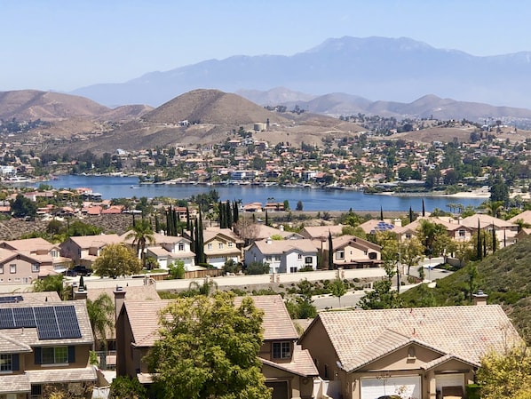 A residential area with houses, a lake, and mountains in the background. - Be Home With A View. Close To All The Socal Attractions. Sleeps 8 (Lake Elsinore)