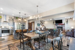 Dining - Private Hot Tub-Indr/Outdr Comty Pools-Lake Views (Branson)