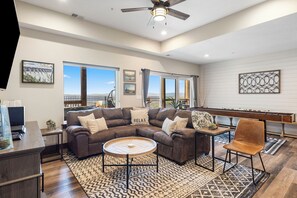 Smart TV, caminetto, videogiochi, lettore DVD