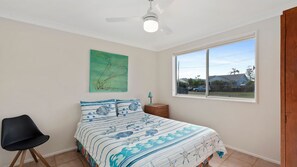 4 bedrooms, iron/ironing board, WiFi - Len's Retreat - relax in Red Rock (Red Rock)