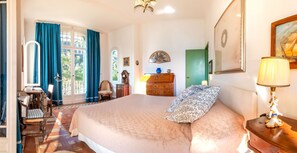 5 bedrooms, WiFi, bed sheets - La Dolce Vita minutes from the beach!! with pool (Paraggi)