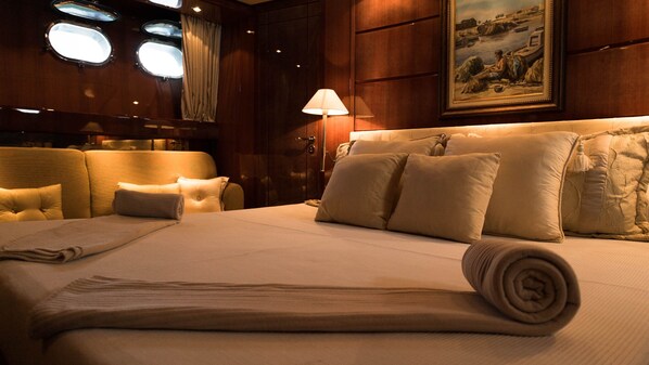 4 bedrooms, iron/ironing board, Internet, bed sheets