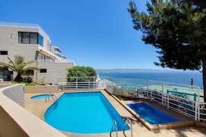 Una piscina al aire libre