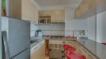Fridge, microwave, stovetop, blender