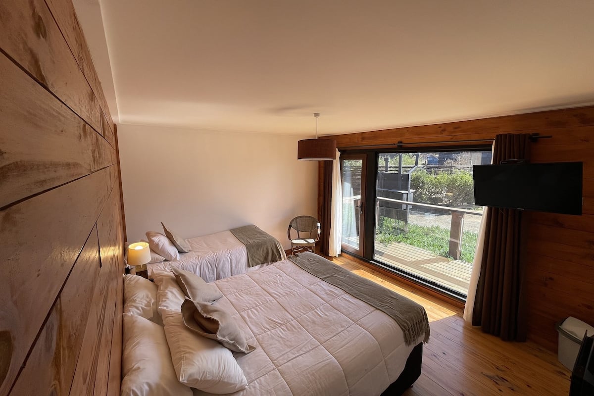 Standard Room, 1 King Bed, Non Smoking | In-room safe, blackout drapes, iron/ironing board, bed sheets