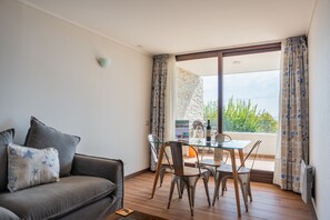 Apartamento standard | Área de estar | TV 30 polegadas com canais a cabo, Netflix, serviços de streaming