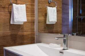 Departamento estándar | Baño | Regadera, amenidades de baño gratuitas, secadora de cabello, toallas 