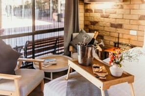 King Spa | Desk, laptop workspace, iron/ironing board, free WiFi - Abacus Motel (Soldiers Hill)