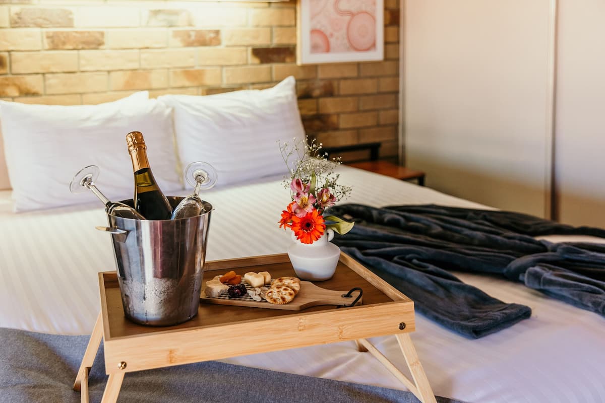 Quarto, 1 cama King (Spa) | Escrivaninha, ferros/tábuas de passar roupa, Wi-Fi de cortesia