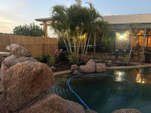 Outdoor pool, sun loungers - Abacus Motel (Soldiers Hill)