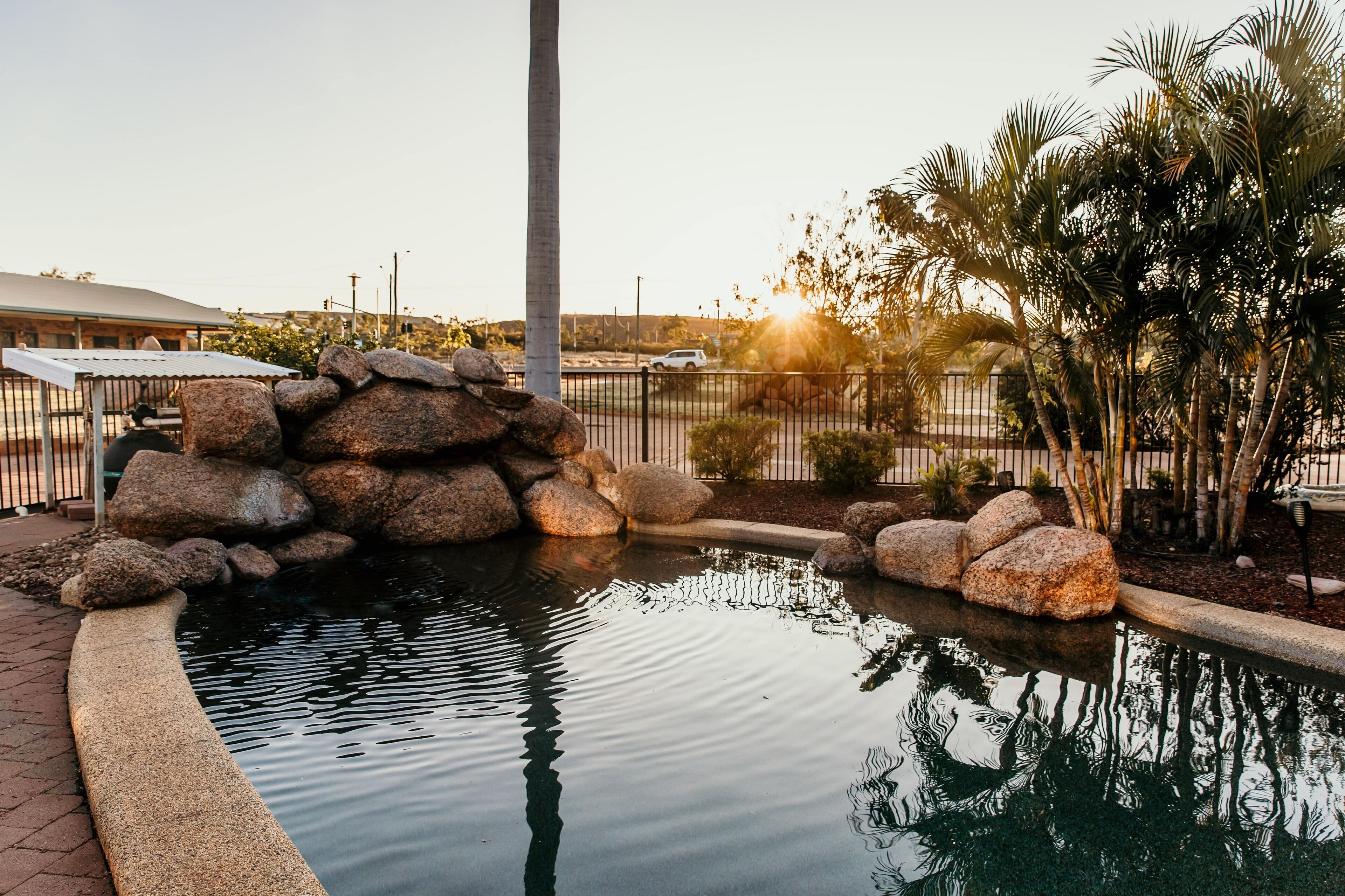 Alberca al aire libre y camastros 