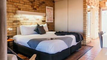 Kamar, 1 Tempat Tidur King | Meja kerja, ruang kerja ramah laptop, dan setrika/meja setrika