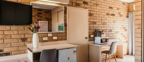 Escritorio y espacio para trabajar con laptop