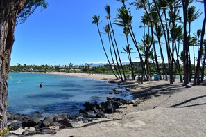 Beach nearby, sun-loungers, beach towels