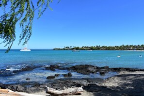 Playa en los alrededores, camastros y toallas de playa 