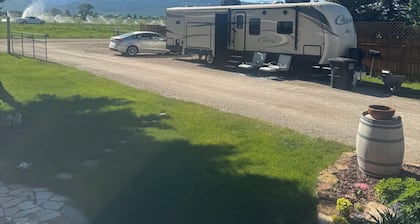 RV hébergement de luxe avec service de garde de chien disponible.