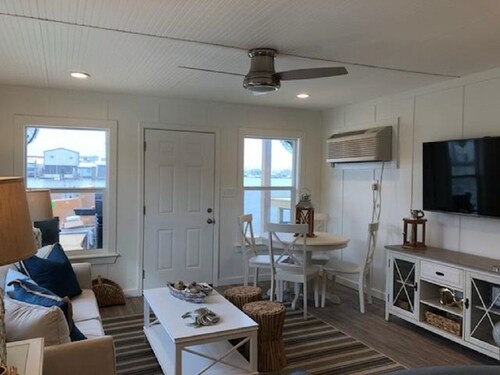 Joat 2 - Spacious Houseboat Sleeps 9-12