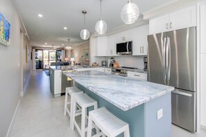 Kjøleskap, mikrobølgeovn, oppvaskmaskin og kaffetrakter/tekoker