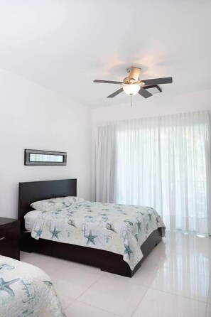1 chambre, coffre-fort, fer et planche à repasser