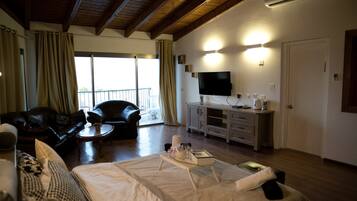 Soundproofing, free WiFi, bed sheets