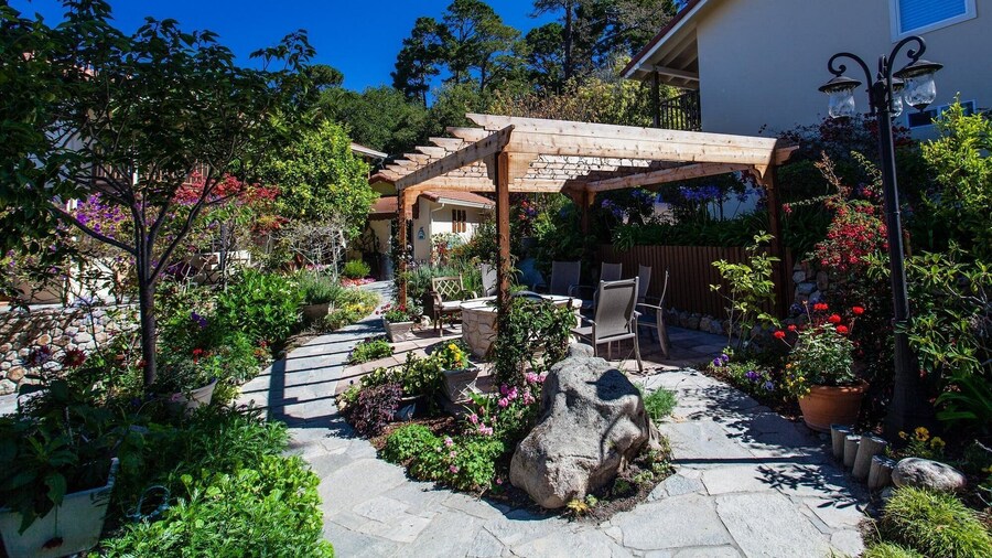 Vendange Carmel Inn & Suites