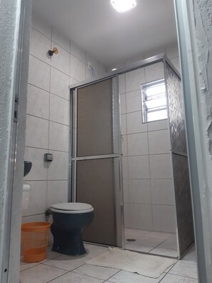 Shower - Beach house in Costa do Sol condominium, Guaratuba, SP (Lot. Costa do Sol)