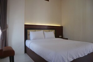 デスク、WiFi (無料)、ベッドシーツ