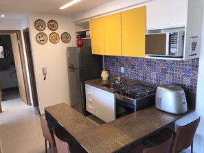 Geladeira, micro-ondas, fogão, cooktop