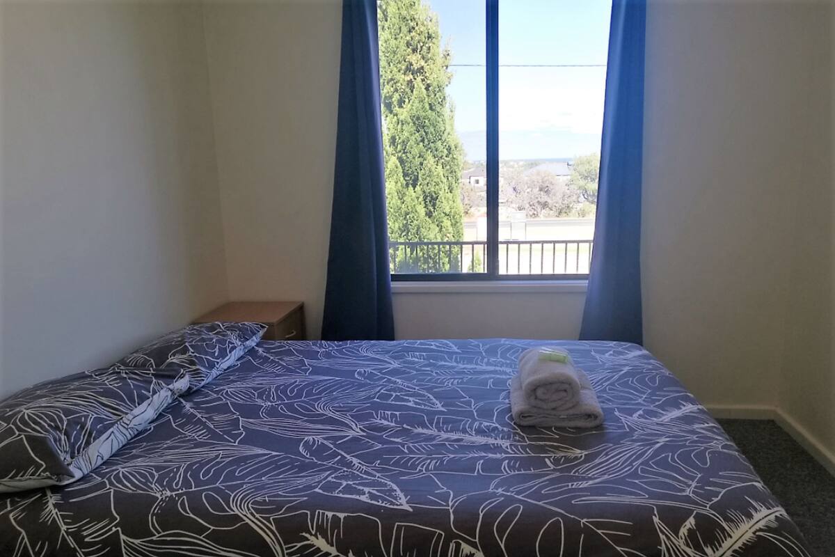 1 bedroom, bed sheets