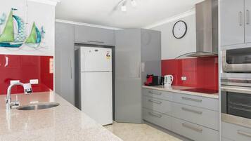 Réfrigérateur, micro-ondes, plaque de cuisson, cafetière/bouilloire