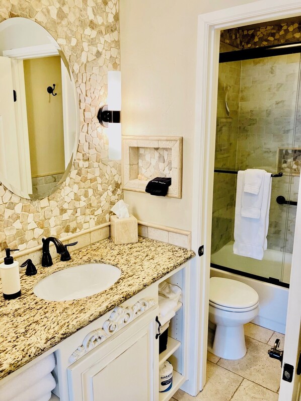 Bañera con ducha, toallas