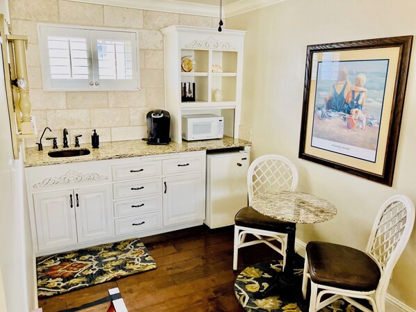 32-inch flat-screen TV with cable channels, TV, fireplace - Beachcomber Inn (Pismo Beach)