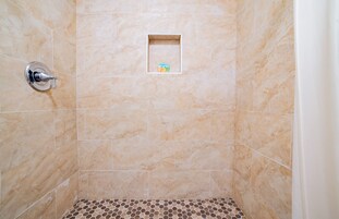 标准房, 1 张大床 | 浴室 | 吹风机、毛巾