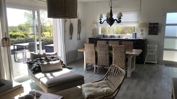 Fernseher, DVD-Player, Bücher, Musikbibliothek