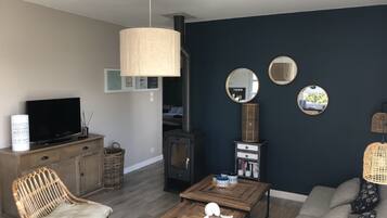 Télévision, lecteur de DVD, livres, médiathÚque