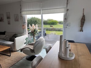 Télévision, lecteur de DVD, livres, médiathèque