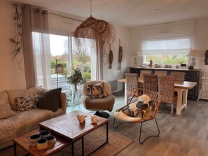 Televisie, een dvd-speler, boeken en een muziekbibliotheek