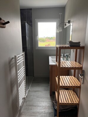 Een douche, een haardroger, handdoeken, zeep