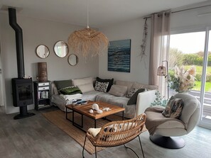 Televisie, een dvd-speler, boeken en een muziekbibliotheek