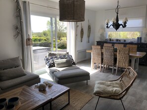 Fernseher, DVD-Player, Bücher, Musikbibliothek