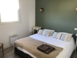 3 slaapkamers, een strijkplank/strijkijzer, reisbedje, gratis wifi