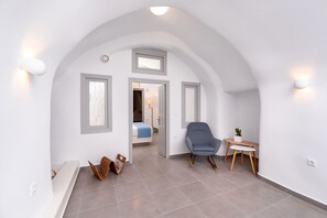 Grand-Haus, 2 Schlafzimmer, 2 Bäder, zum Innenhof hin | Wohnbereich | Flachbildfernseher