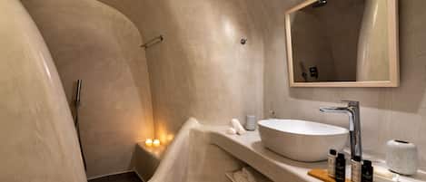 Grand House, 2 Bedrooms, 2 Bathrooms, Courtyard Area | Bathroom | Shower, free toiletries, hair dryer, towels